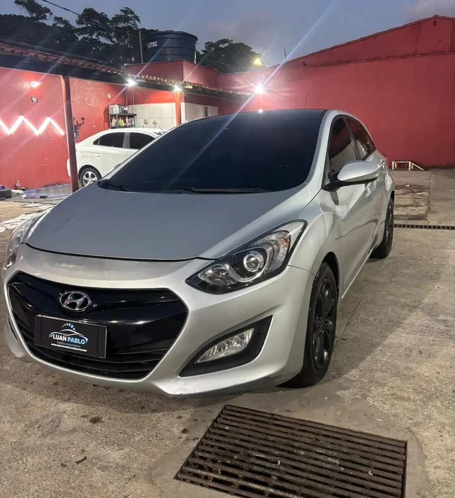 Hyundai i30 prata ao entardecer