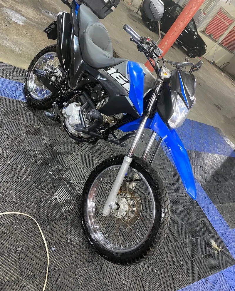 Moto azul na oficina